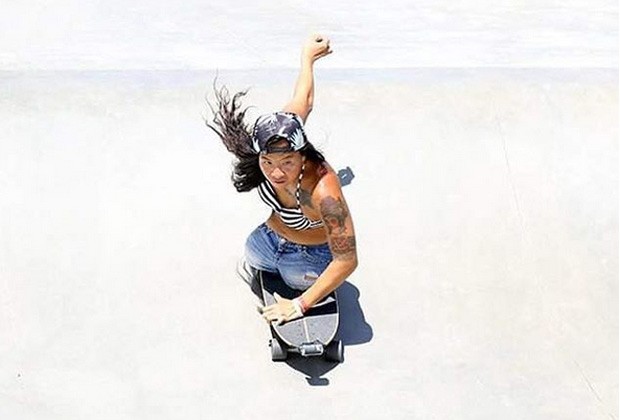 A jovem modelo, que além do skate, gosta de se aventurar também no surfe (Foto: Reprodução / Instagram)