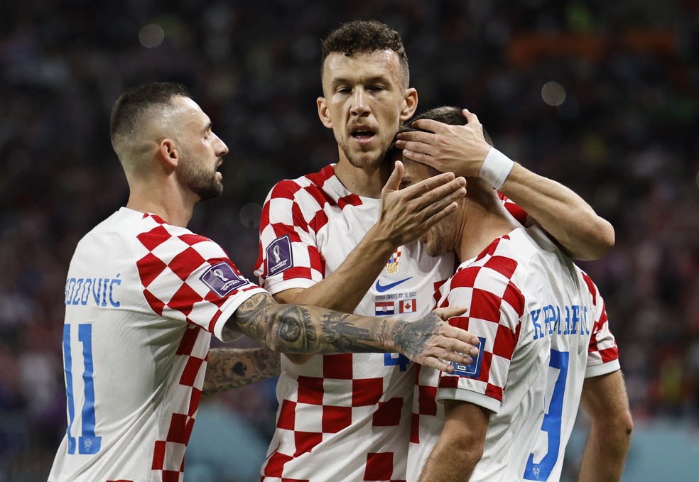 Perisic (centro) comemora gol da Croácia sobre o Canadá com Brozovic (esq.) e Kramaric (dir.) — Foto: REUTERS/Hamad I Mohammed