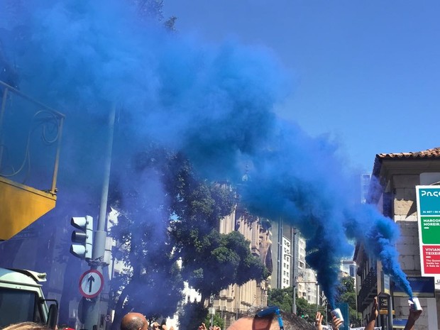 Fumaça azul fez parte do protesto dos servidores da segurança pública na escadaria da Alerj nesta terça (8) (Foto: Fernanda Rouvenat/ G1) Fumaça azul fez parte do protesto dos servidores da segurança pública na escadaria da Alerj nesta terça (8) (Foto: Fernanda Rouvenat/ G1)