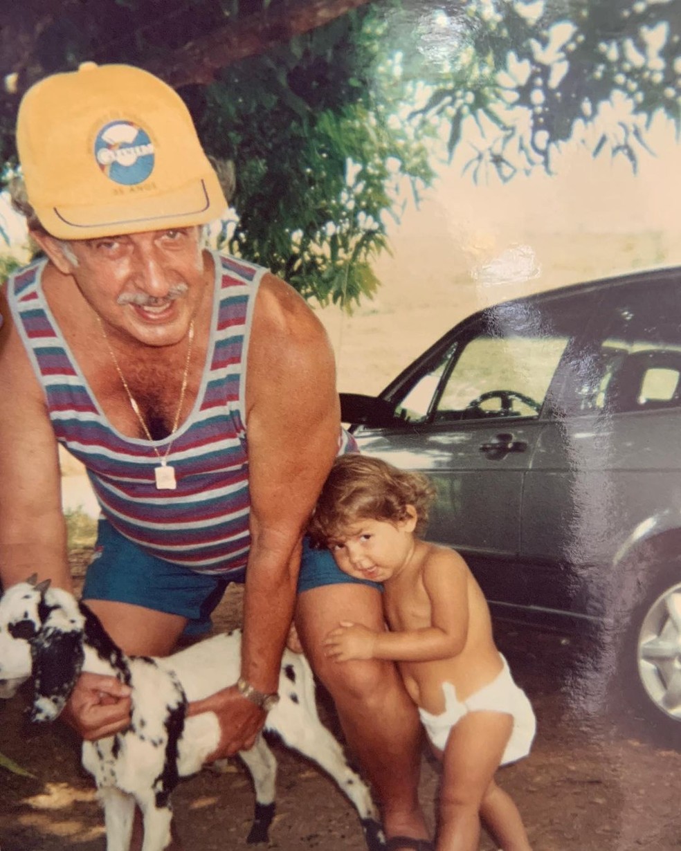 Marília Mendonça agarrada ao pai — Foto: Reprodução/Instagram