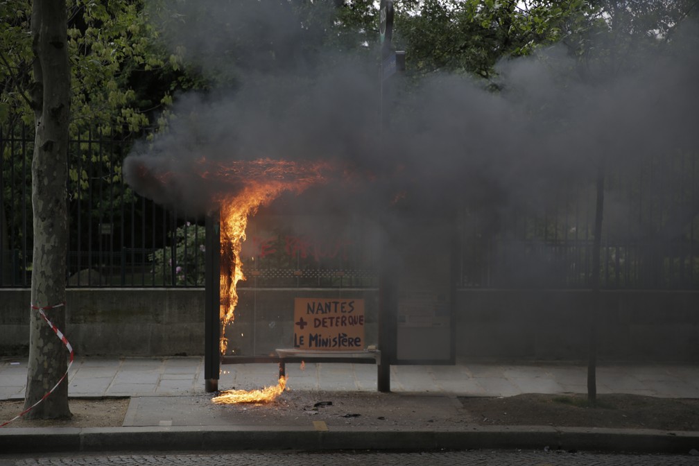 Ponto de Ã´nibus foi incendiado em ato do 1Âº de maio, em Paris (Foto: Geoffroy Van Der Hasselt/AFP)