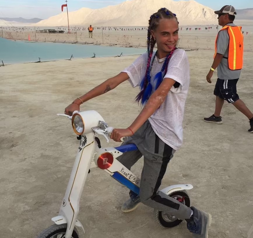 Cara Delevingne voltou ao festival Burning Man, do qual participou em 2016, em agosto de 2022 (Foto: Reprodução / Instagram)