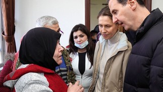 Bashar al-Assad esteve na região neste sábado para acompanhar trabalhos de buscas — Foto: Karim SAHIB / AFP