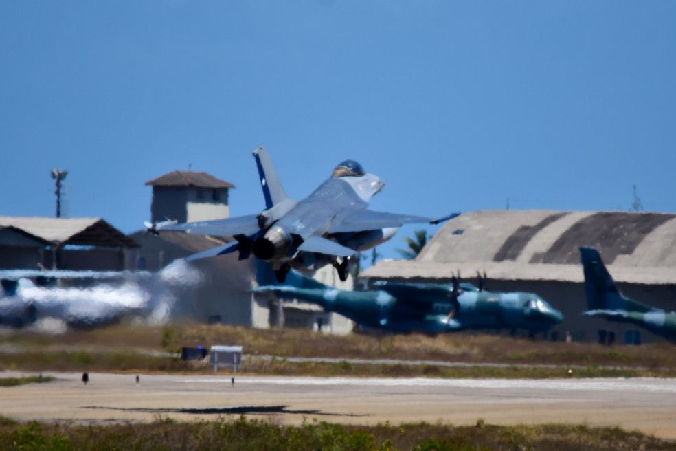 Caças chilenos participaram dos primeiros voos de exercício do Cruzex 2018 em Natal — Foto: Pedro Vitorino