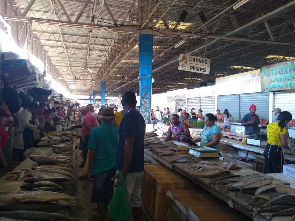 Muita gente deixou para comprar pescado na última hora em Maceió — Foto: Carolina Sanches/TV Gazeta