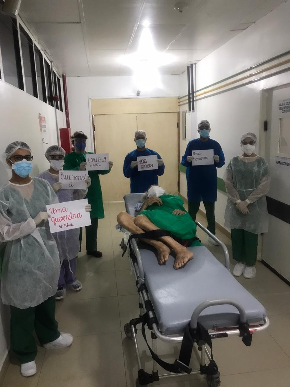 Paciente com mais de 100 anos se recupera da Covid-19 e tem alta de hospital. — Foto: Divulgação/Hospital Regional Justino Luz