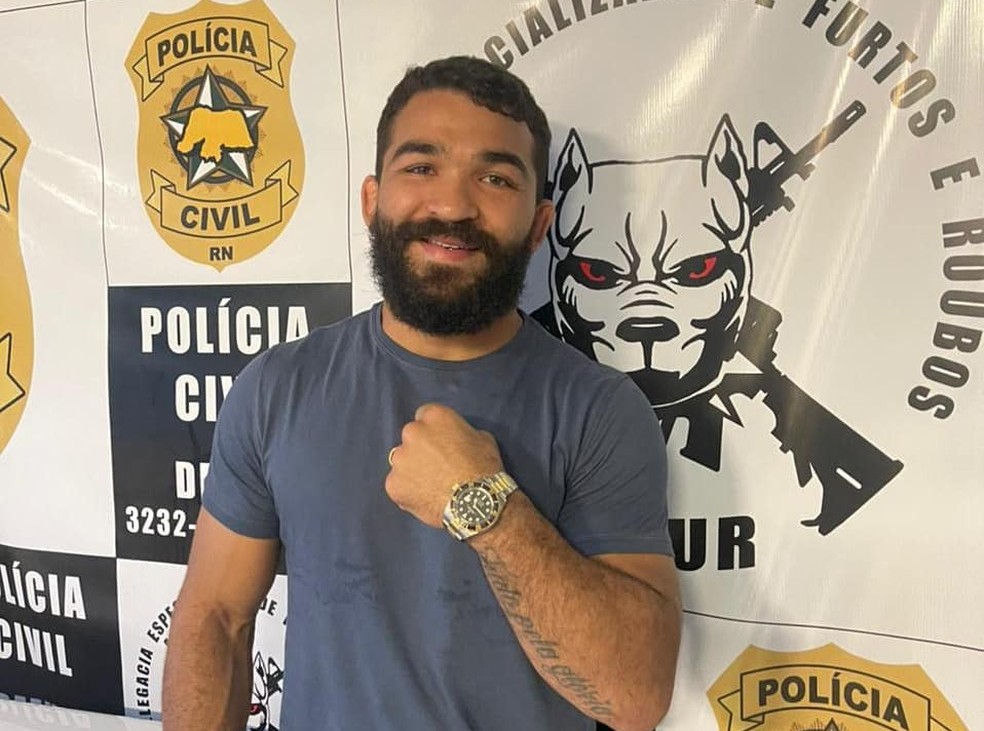 Patr&iacute;cio Pitbull exibe rel&oacute;gio recuperado pela Pol&iacute;cia Civil do RN &mdash; Foto: Divulga&ccedil;&atilde;o
