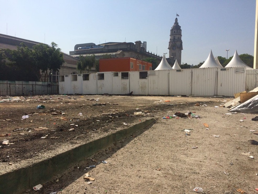 Terreno onde ficava tenda do Redenção agora está vazio e sujo (Foto: Paula Paiva Paulo/G1)