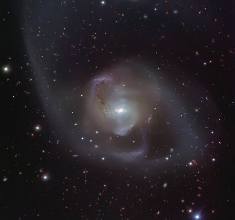 Telescópio do ESO capta galáxia formada após colisão de 1 bilhão de anos