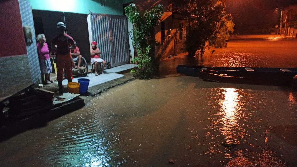 Itamaraju, no extremo sul da Bahia, registrou alagamentos na madrugada deste sábado — Foto: Divulgação / SSP-BA