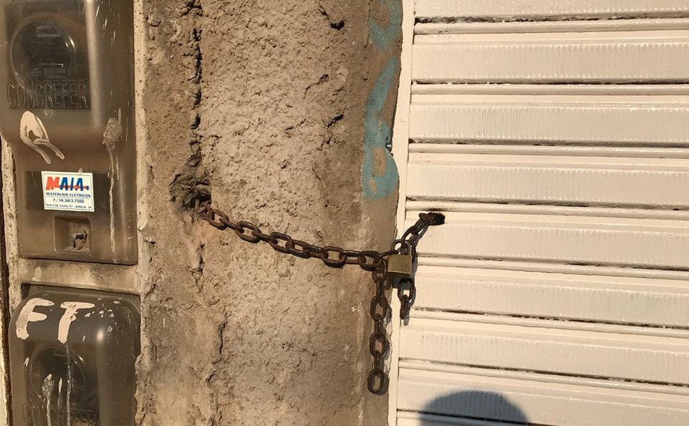 Polícia encontrou correntes que trancavam as portas da casa em Marília — Foto: Delegacia da Mulher/Divulgação