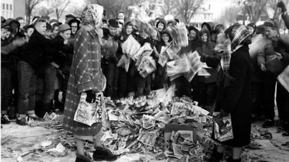 Crianças americanas ateiam fogo numa pilha de gibis durante a Guerra Fria — Foto: Mason City Public Library