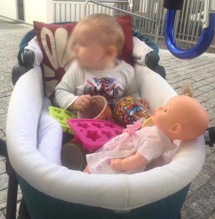 Pais são criticados por foto de bebê brincando com boneca (Foto: Arquivo Pessoal)