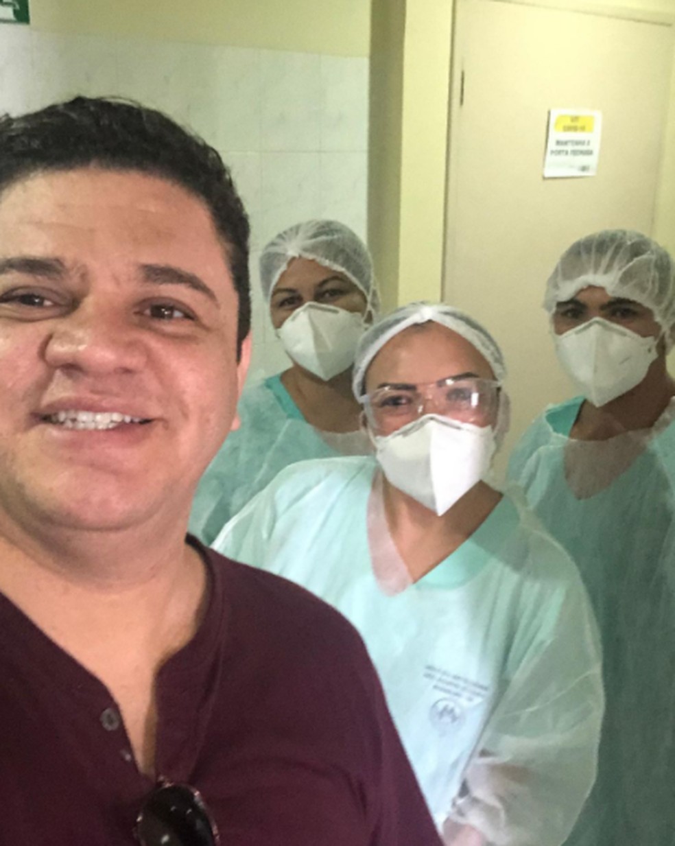 Fábio Carneirinho com equipe médica do hospital em Barbalha. — Foto: Reprodução/Arquivo Pessoal
