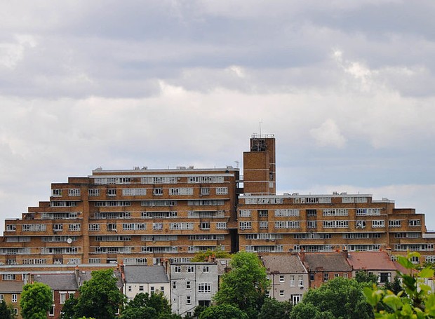 Conjunto habitacional Dawson's Heights, em Londres, projetado pela arquiteta Kate Macintosh (Foto: Nick Richards/WikimmediaCommons)