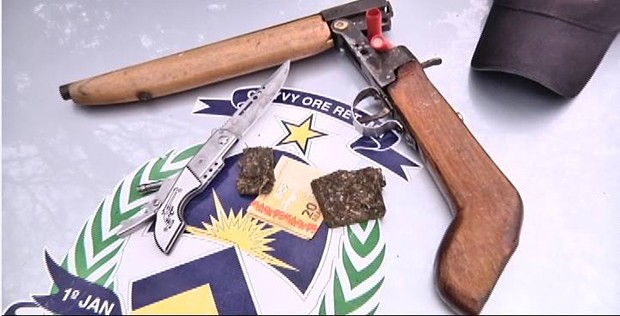 Espingarda e drogas que foram apreendidas com o menor, em Gurupi (Foto: Divulgação/4º BPM de Gurupi)