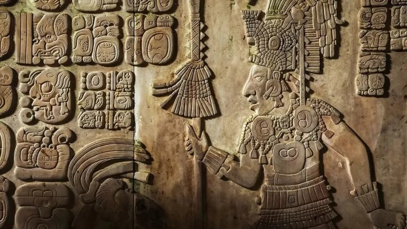 Os maias usavam hieróglifos como estes, encontrados em Palenque, no México (Foto: DIEGO CUPOLO/NURPHOTO/GETTY IMAGES via BBC)