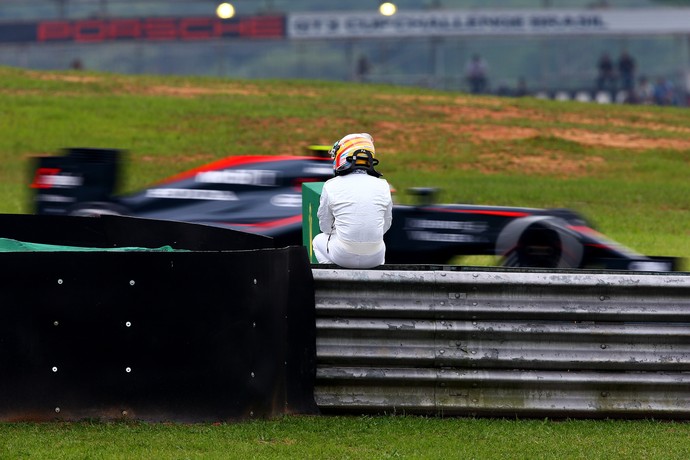 Outro ângulo: Fernando Alonso espera resgate após abandonar com McLaren em treino (Foto: Getty Images)