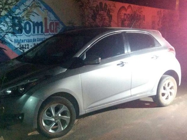 Carro do padre foi deixado no Bairro Jardim Europa, um loteamento em construção afastado em Rondonópolis (Foto: Polícia Civil de MT)