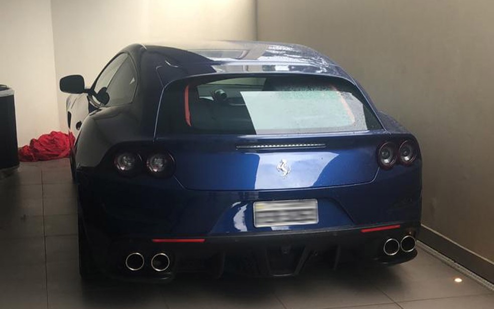 Ferrari apreendida em operação contra fraude a estabelecimentos bancários — Foto: Divulgação/Deic