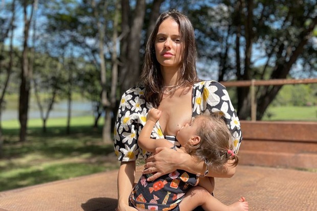 Laura Neiva e a filha com Chay Suede (Foto: Reprodução/Instagram)