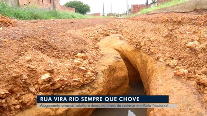 Alagamento arranca asfalto e deixa via cheia de crateras em Porto Nacional