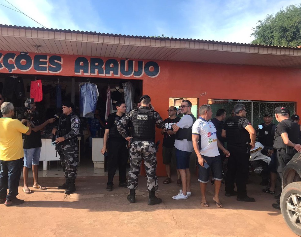 Policiais Civil e Militar realizam buscas pelos autores em Santarém — Foto: Kamila Andrade/G1