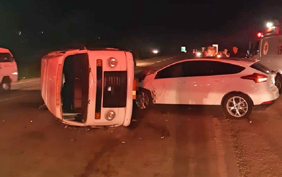 Kombi ficou tombada na pista apÃ³s colisÃ£o, ocorrida na BR-101 Norte, no Grande Recife, no domingo (2) â€” Foto: PRF/DivulgaÃ§Ã£o