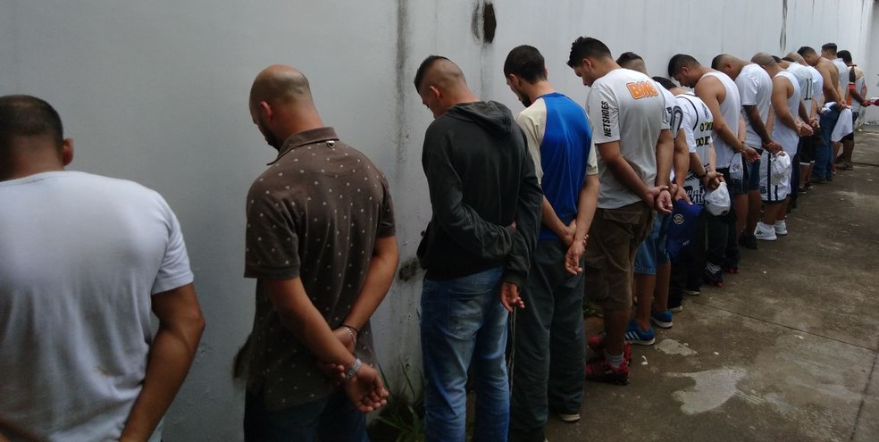 22 integrantes da Torcida Jovem dos Santos foram detidos  Itaquaquecetuba (Foto: Polícia Militar/ Divulgação)