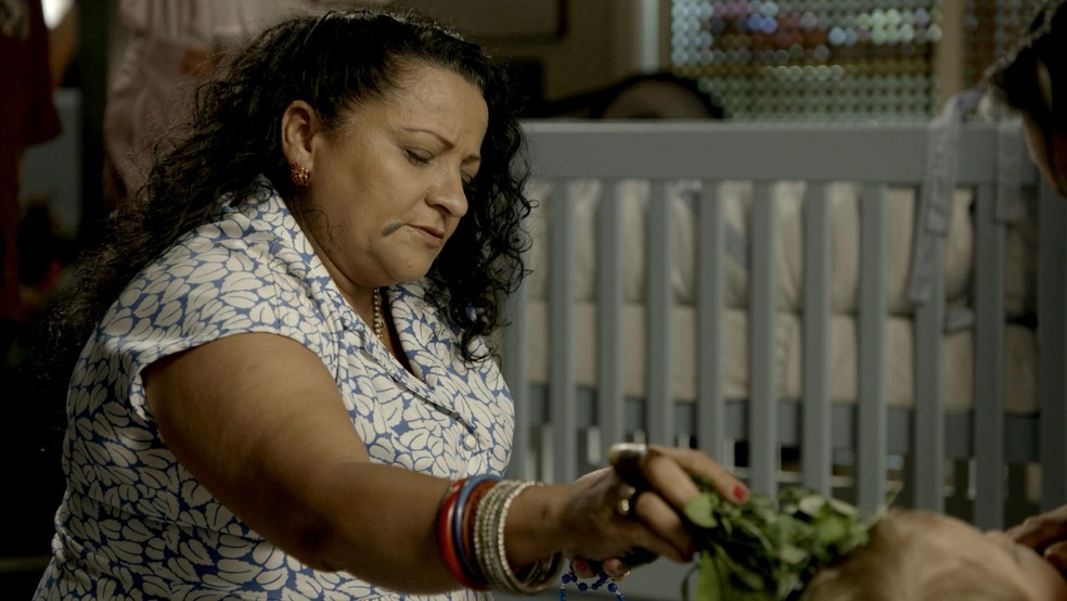 Rezadeira benze o menino (Foto: TV Globo)