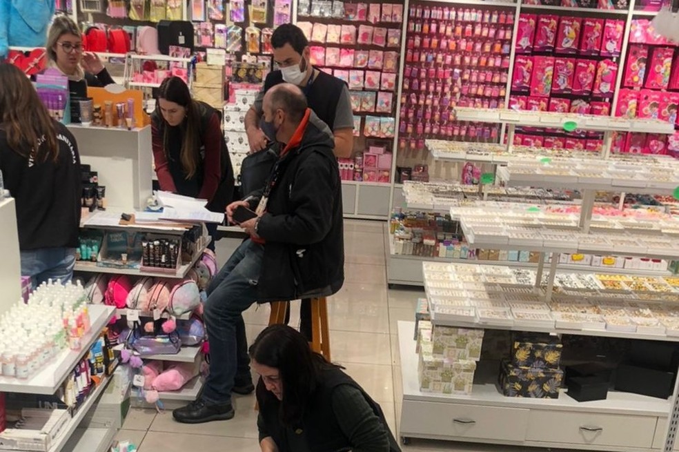 Mais de dois mil produtos entre cosméticos, itens de beleza e de higiene pessoal foram encontrados em desacordo com a legislação. — Foto: Prefeitura de Ponta Grossa