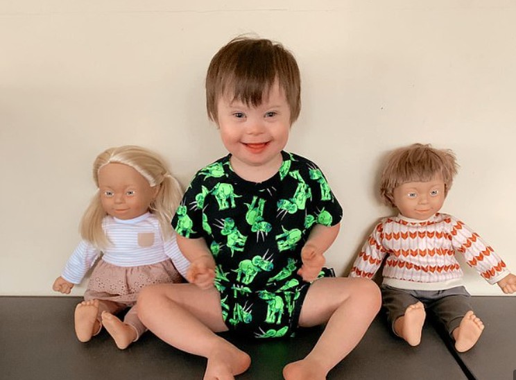 Mãe fica emocionada ao saber que empresa fez linha com bonecos com síndrome de Down (Foto: Reprodução: Daily Mail)