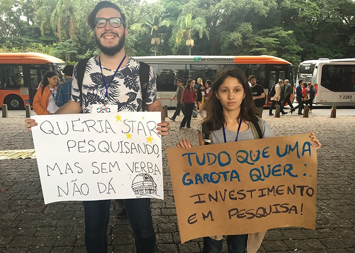 Pedro Ticiane e Melissa D. Andrade Nunes são alguns dos organizadores do ato (Foto: Carina Brito/Editora Globo)