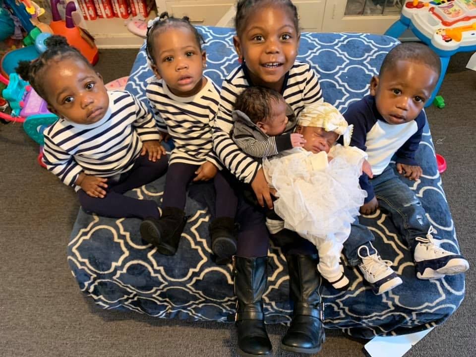 A família agora tem seis crianças (Foto: Reprodução/Facebook)