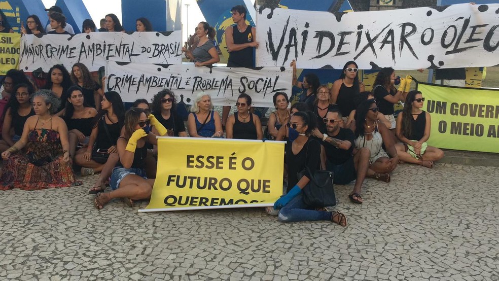 Grupo protestou na tarde deste sábado (26), no Farol da Barra, em Salvador pedindo providências sobre o óleo no mar do litoral nordestino — Foto: Giana Mattiazzi/TV Bahia