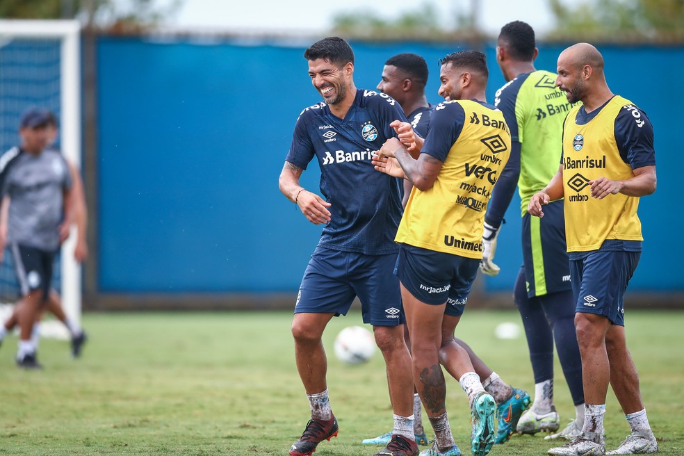 Suárez, Reinaldo e Thaciano em treino do Grêmio — Foto: Lucas Uebel/Grêmio