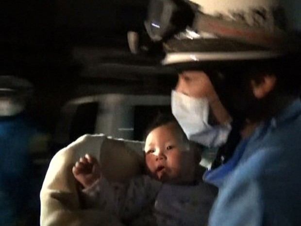Bebê de 8 meses foi retirado dos escombros na cidade japonesa de Mashiki. Um tremor de 6.0 atingiu o sul do país na quinta-feira (14) (Foto: Kumamoto Prefectural Police / AFP)