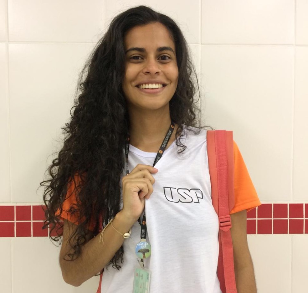 Estudante Juliane de Souza Almeida em seu primeiro dia de aula no curso de fisioterapia na Faculdade de Medicina da USP  — Foto: Arquivo pessoal