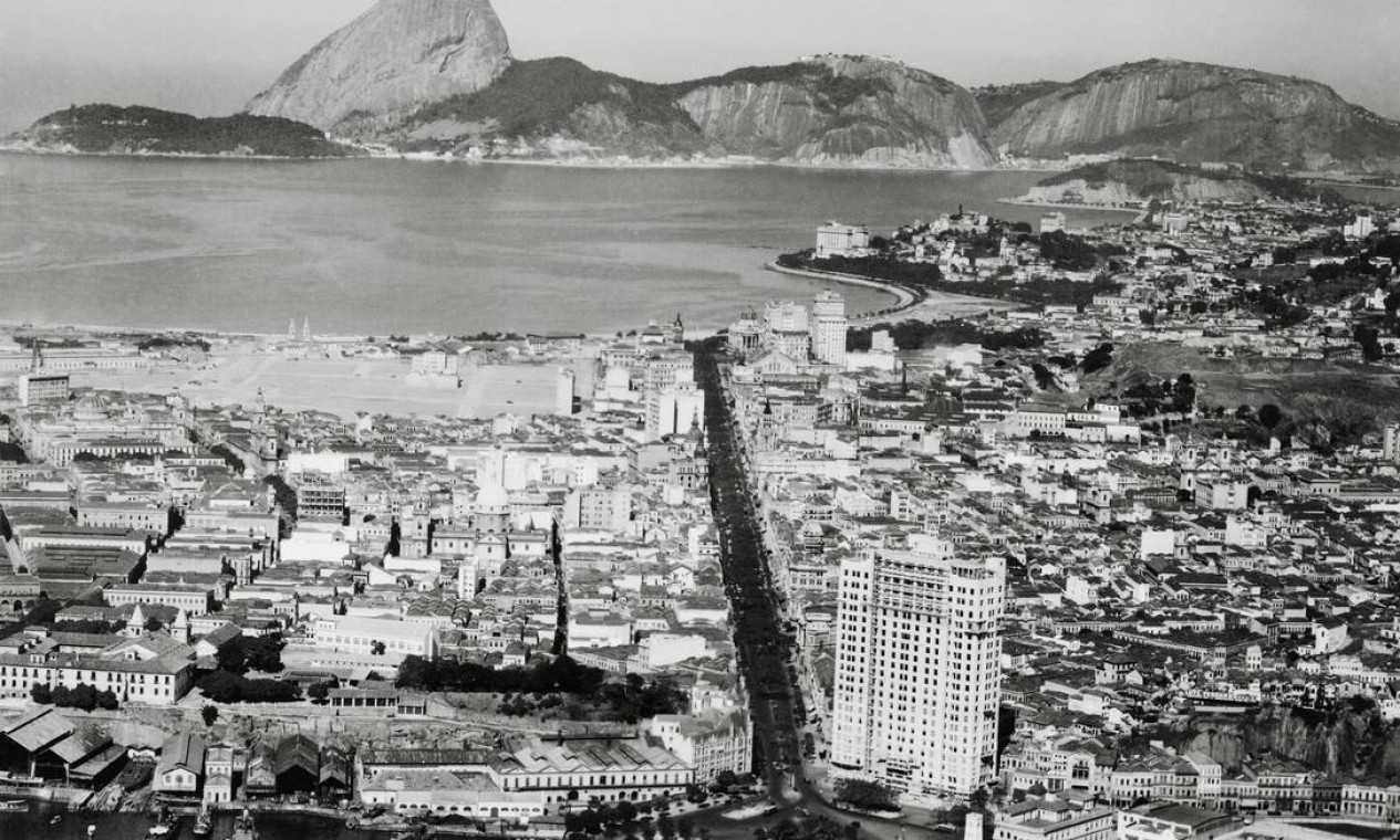 Vista aérea da Avenida Rio Branco, destacando o edificio do jornal A Noite, em 1930 — Foto: Arquivo
