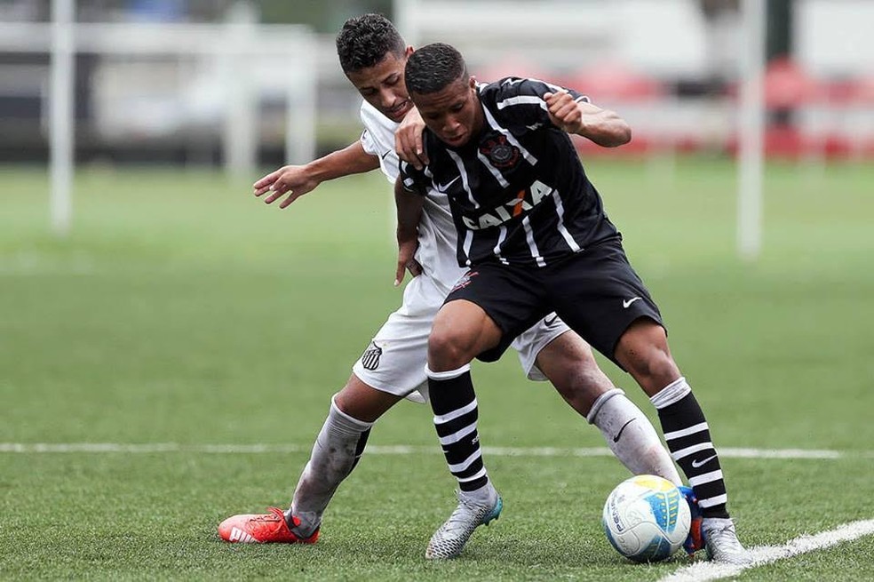 Registro de um jovem Caio Emerson quando atuava pelo Corinthians, em 2016 — Foto: Pedro Ernesto Guerra Azevedo do Santos/Santos FC