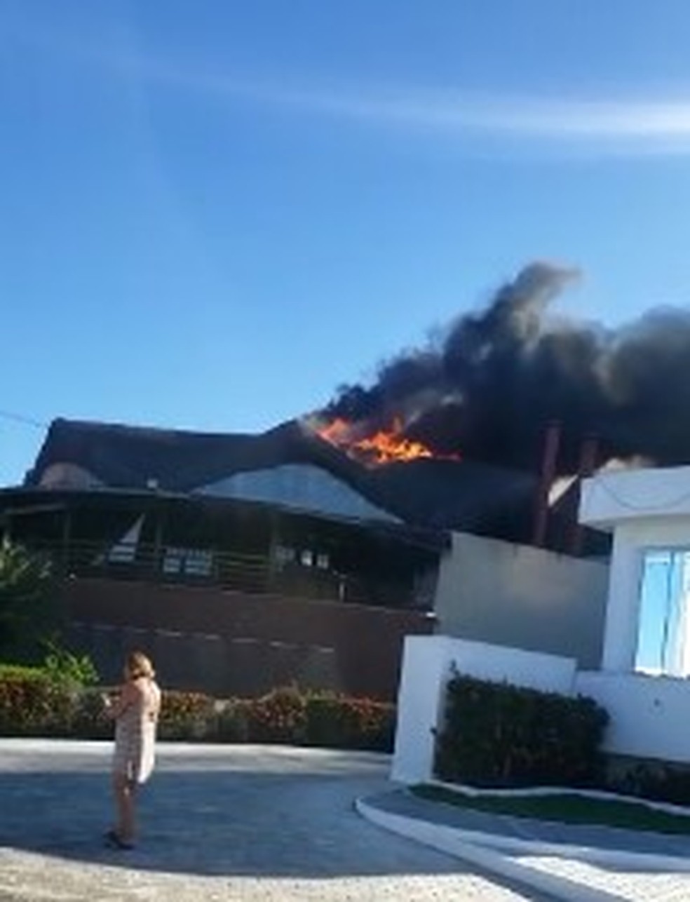 Incêndio atingiu telhado do Praia Bonita Resort & Conventions, em Camurupim — Foto: Reprodução