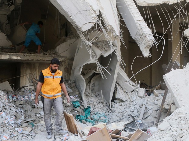 Prédio destruído em ataques aéreos em Tariq al-Bab, próximo a Aleppo, no norte da Síria, foi inspecionado no sábado (30) (Foto: Abdalrhman Ismail/ Reuters)