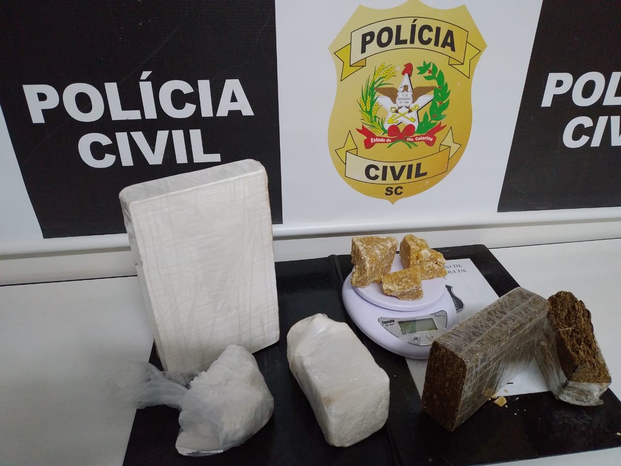 Homem tenta atropelar delegado, foge e é preso na casa da namorada em SC