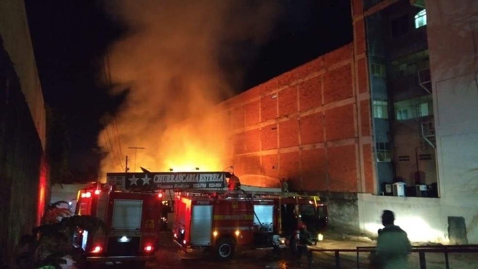 Incêndio de grandes proporções atinge churrascaria no Centro de Rio Branco — Foto: Tálita Sabrina/Rede Amazônica