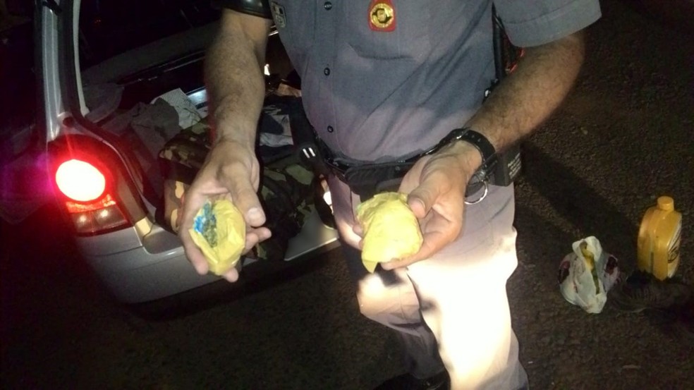 Porções de maconha também foram encontradas (Foto: Polícia Militar/Cedida)