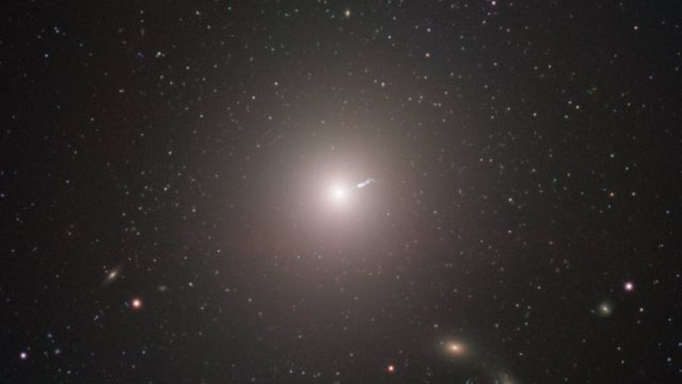 O buraco está no centro da galáxia Messier 87, a 55 milhões de anos-luz da Terra — Foto: ESO