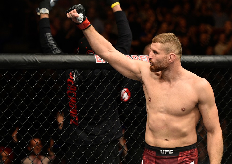 Jan Blachowicz festeja a vitória por finalização sobre Devin Clark, no UFC Polônia — Foto: Getty Images