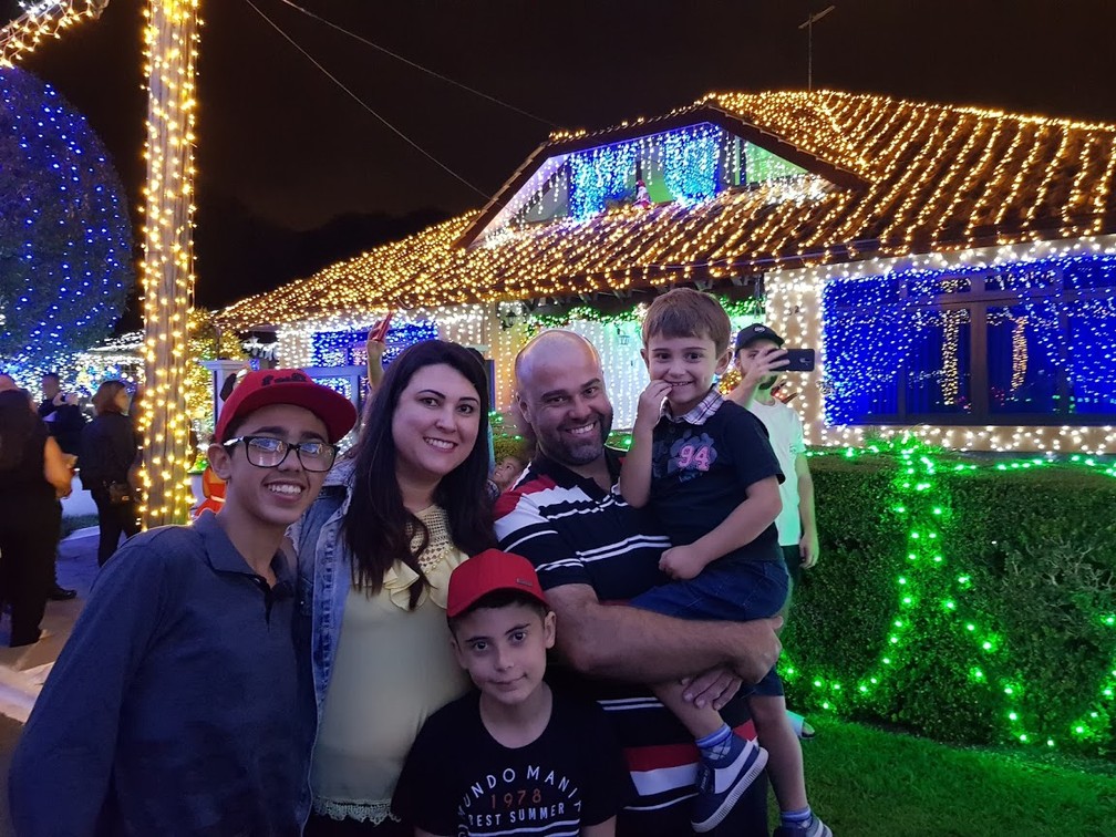 Jaqueline Parra, de 35 anos, levou a família toda para conhecer a atração — Foto: Natalia Filippin/G1