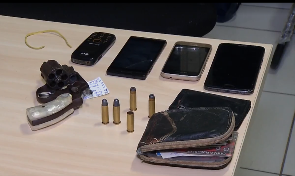 Arma e produtos roubados por criminosos em restaurante de Natal foram recuperados (Foto: ReproduÃ§Ã£o/Inter TV Cabugi)
