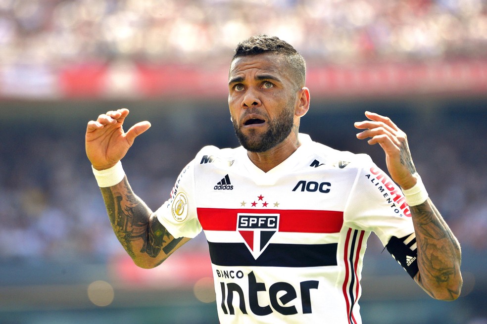 Daniel Alves Ã© esperado no SÃ£o Paulo nesta quinta-feira â Foto: Marcos Ribolli